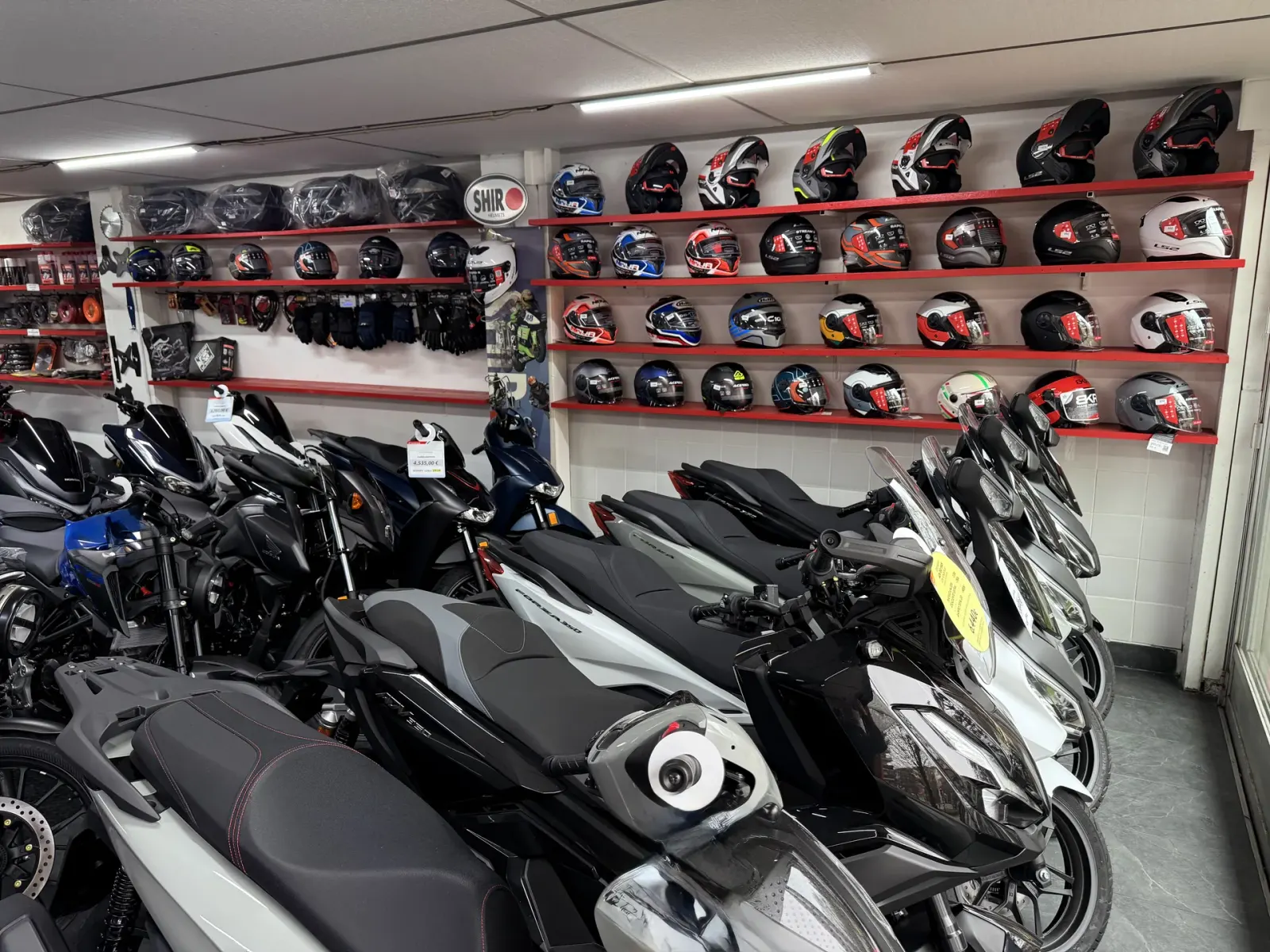 Taller de motos Arretxe en Irún - interior del taller