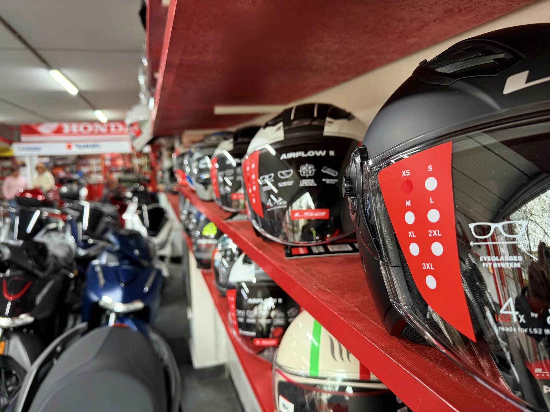 Mecánico reparando moto en taller Irún