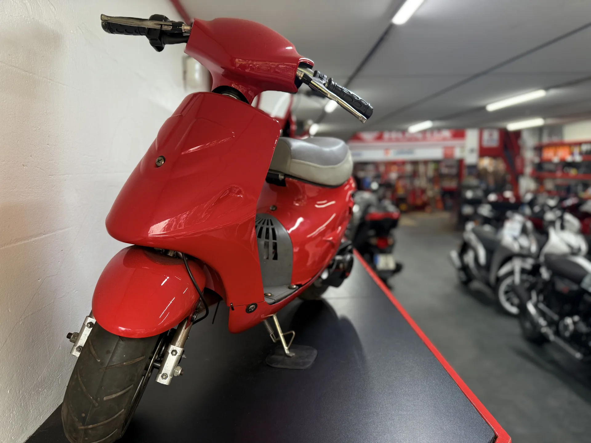 Interior del taller Arretxe Motos en Irún — mecánicos especializados trabajando