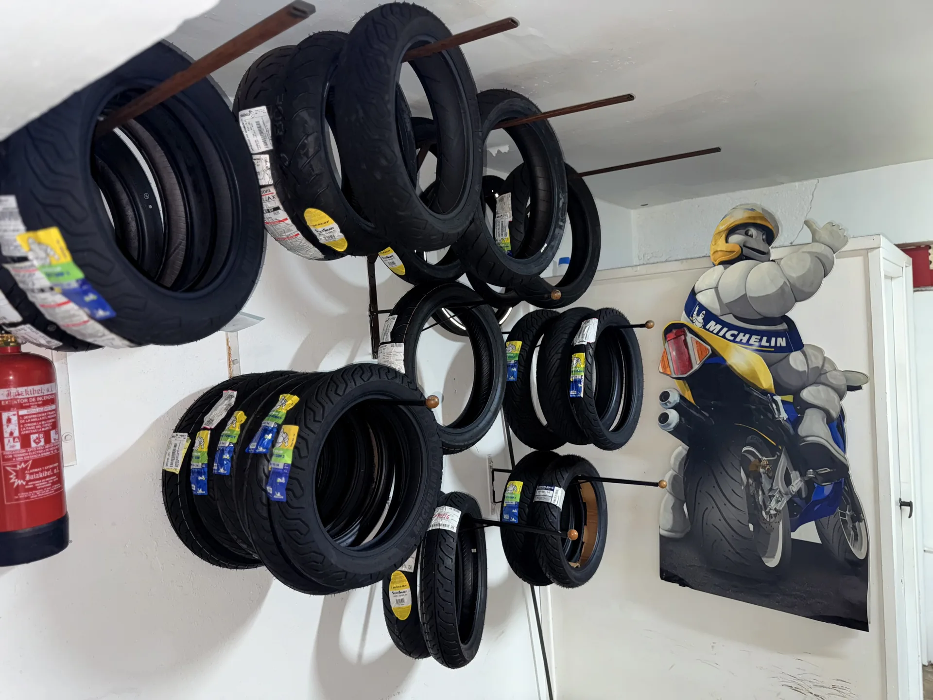 Cascos de moto HJC y LS2 en Arretxe Motos Irún