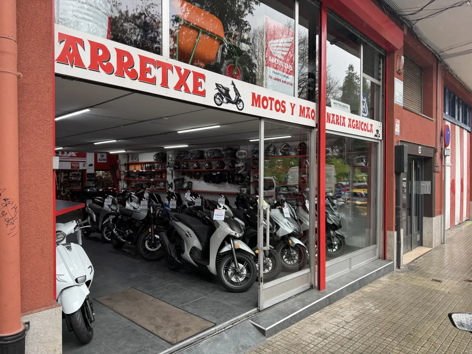 Instalaciones taller de motos Arretxe en Irún, Gipuzkoa